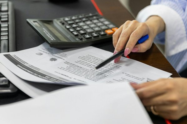 세무 서류와 계산기