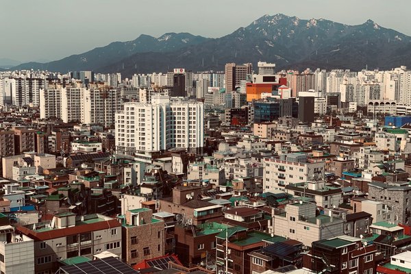 산을 배경으로 한 서울 주거지 전경