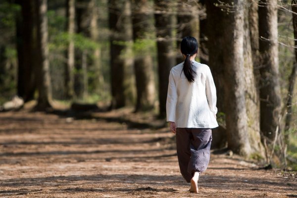 물려받은 재산의 서류를 살피는 배우자