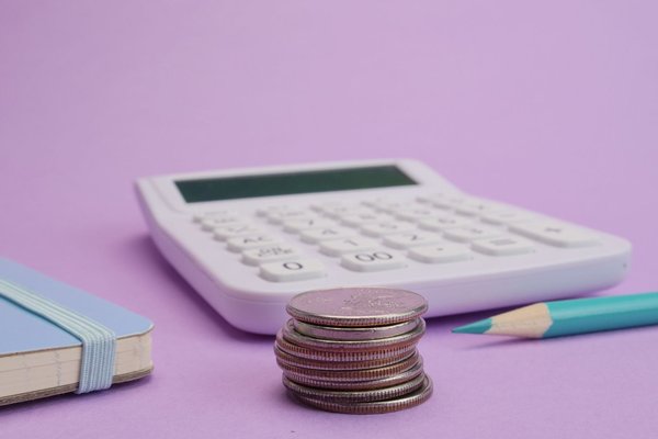 동전과 계산기가 놓인 책상