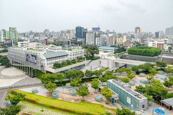 매각 안내가 붙은 주택