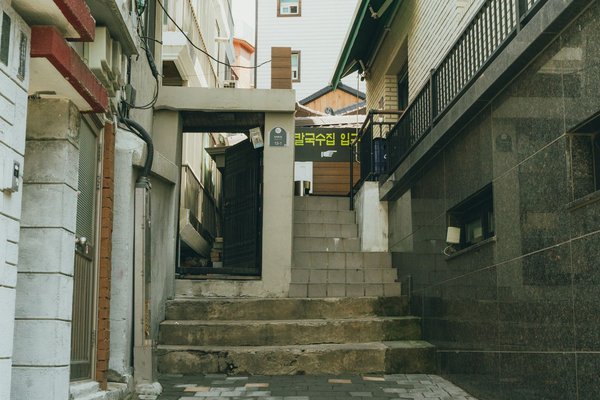 오래된 골목의 상가 건물